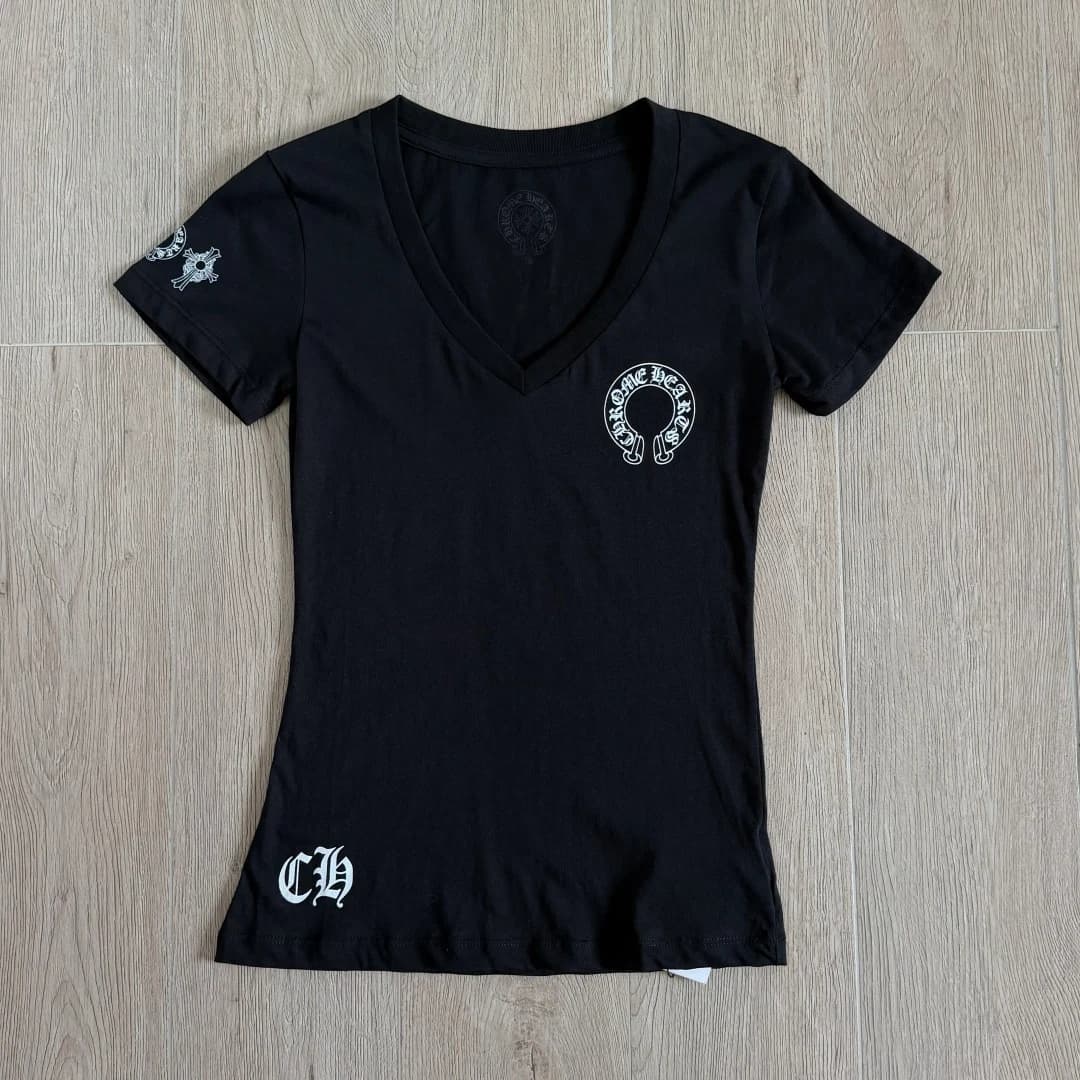 Черная женская футболка Chrome Hearts с V-образным вырезом, вид спереди