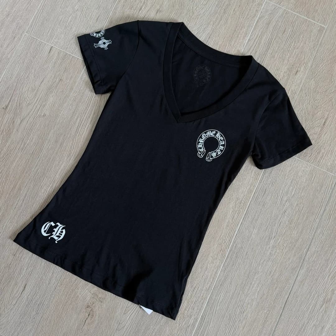 Черная женская футболка Chrome Hearts с V-образным вырезом, вид под углом