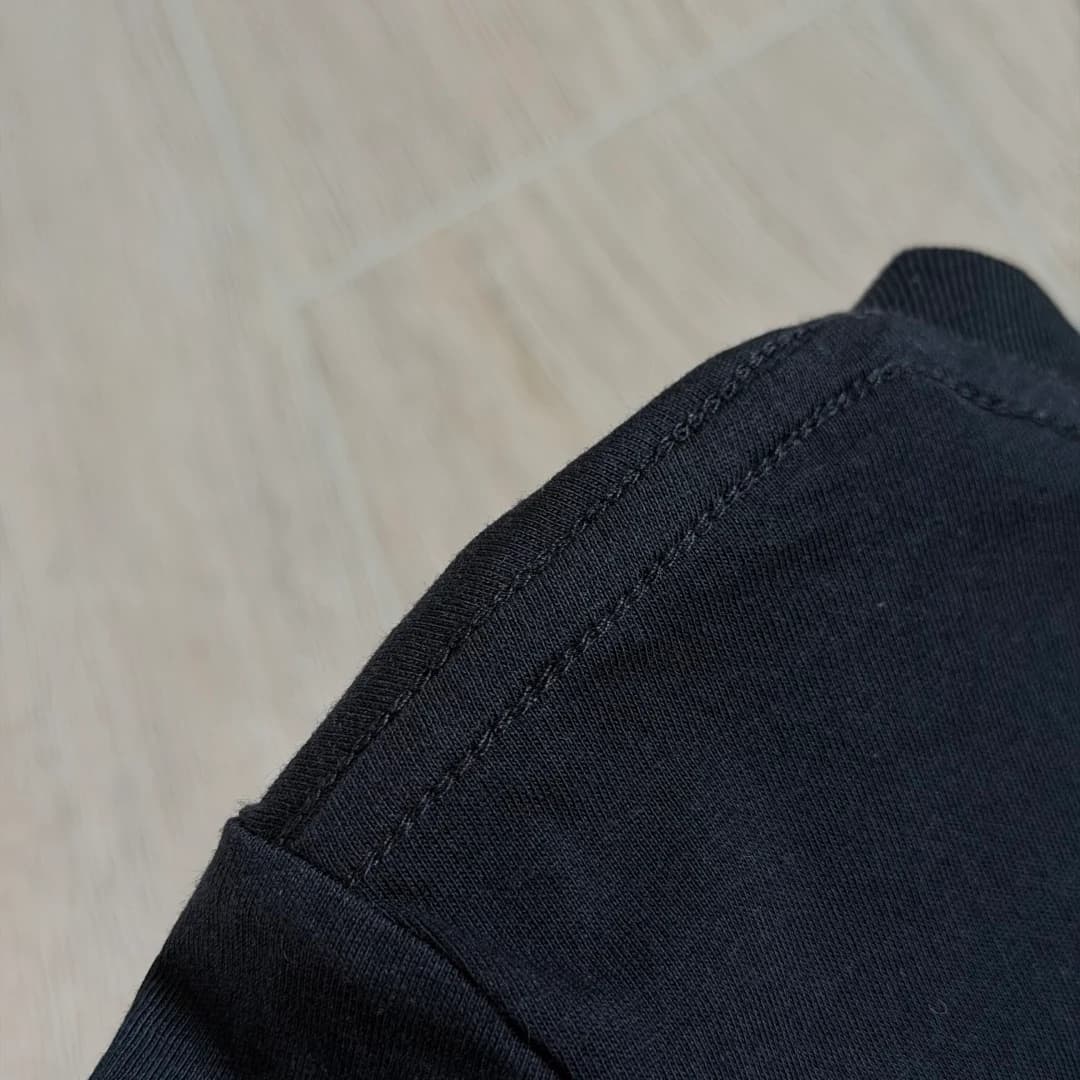 Плечевой шов черной футболки Chrome Hearts