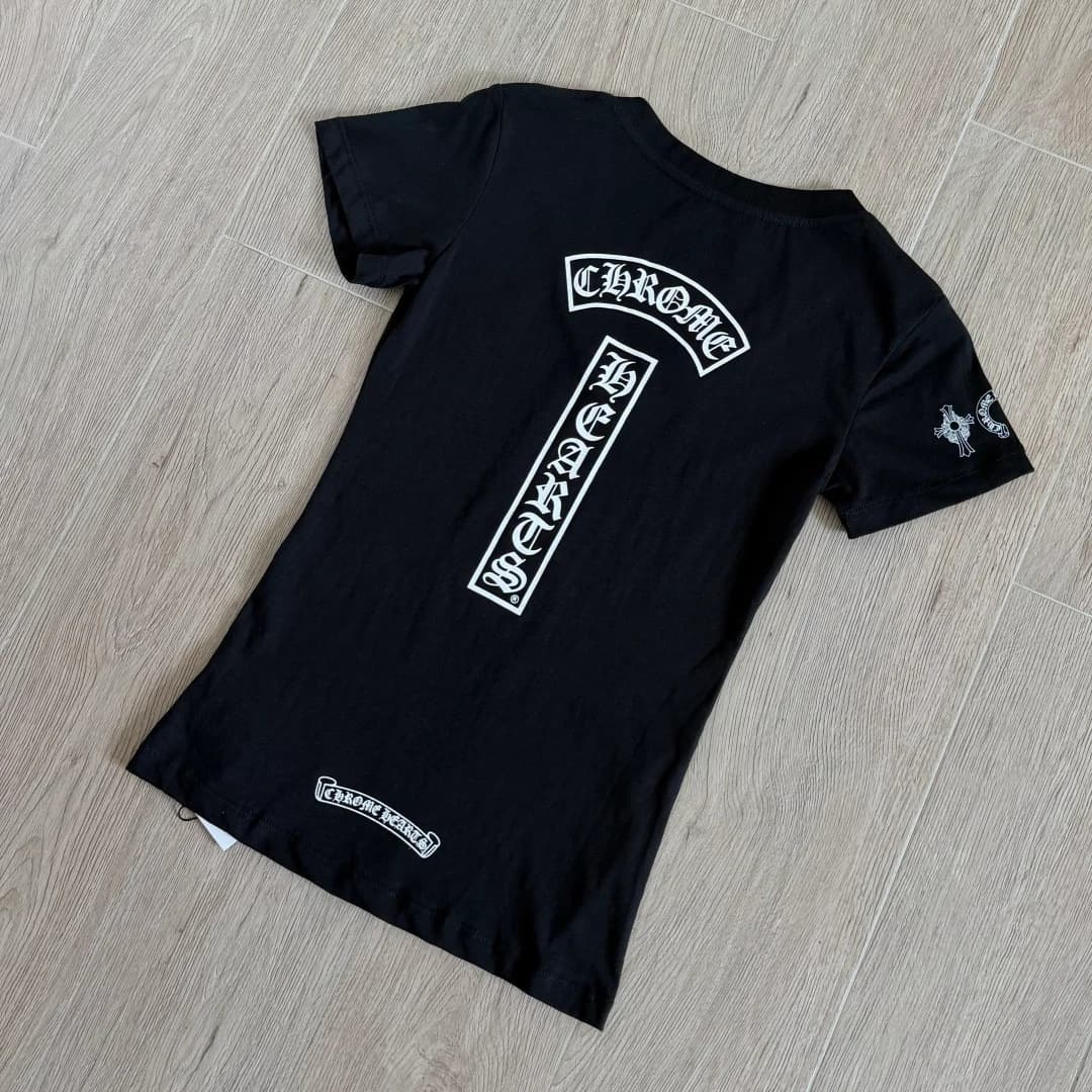 Черная женская футболка Chrome Hearts с V-образным вырезом, вид сзади под углом