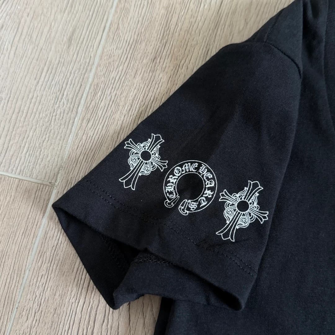 Принт с крестами на рукаве черной футболки Chrome Hearts