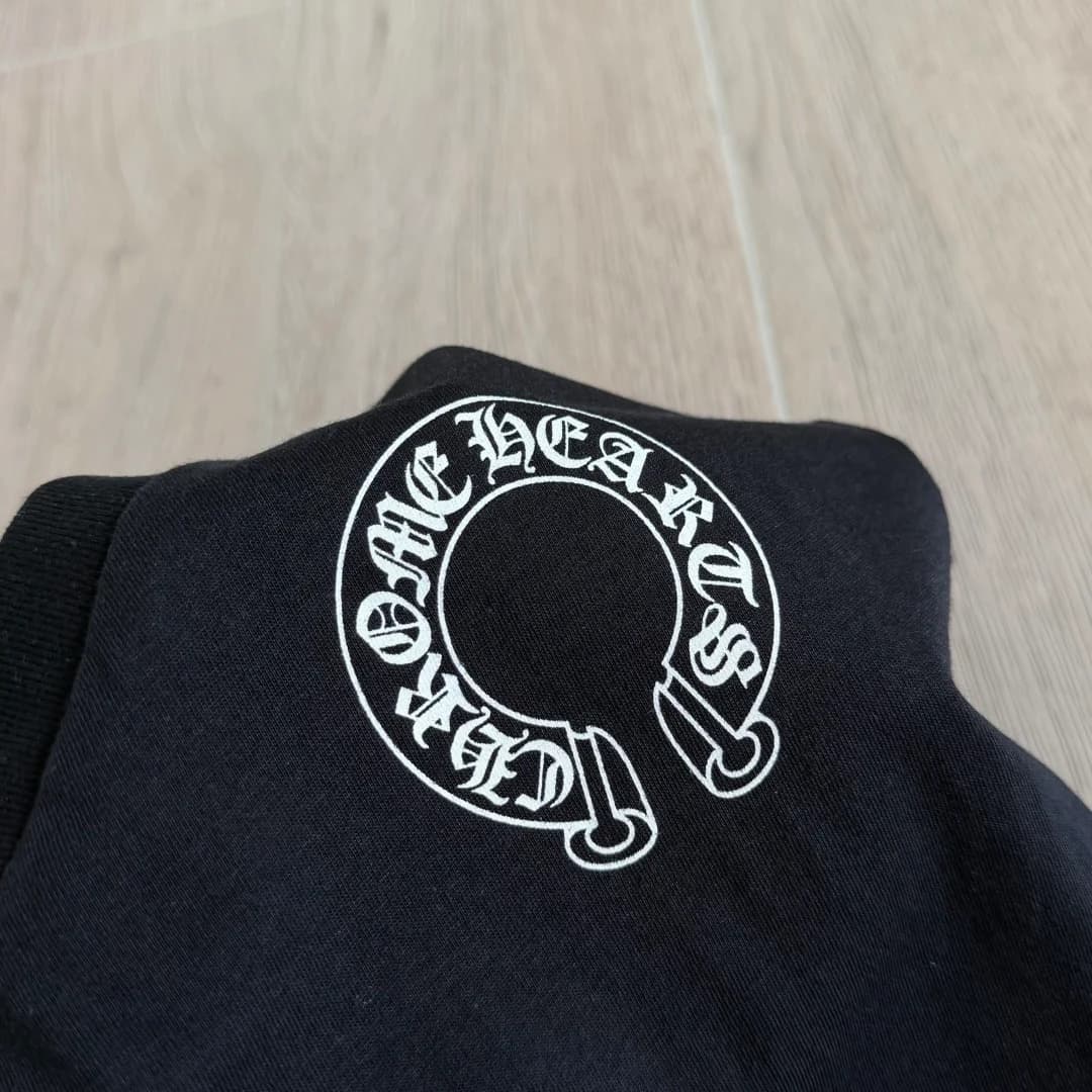 Принт с логотипом-подковой на груди черной футболки Chrome Hearts
