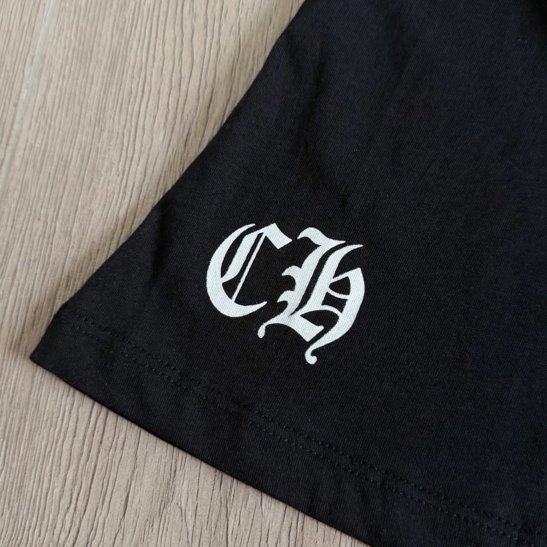 Принт с готическими буквами CH на черной футболке Chrome Hearts