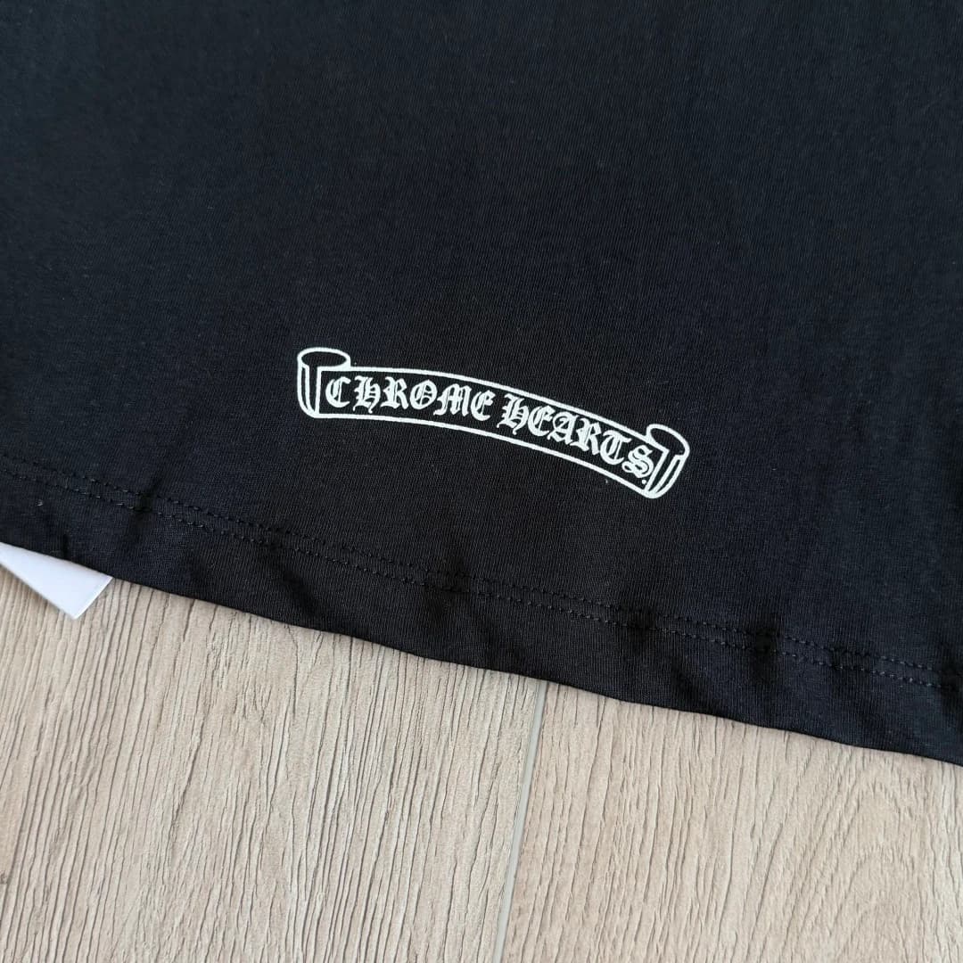 Принт со свитком на нижней части спины черной футболки Chrome Hearts