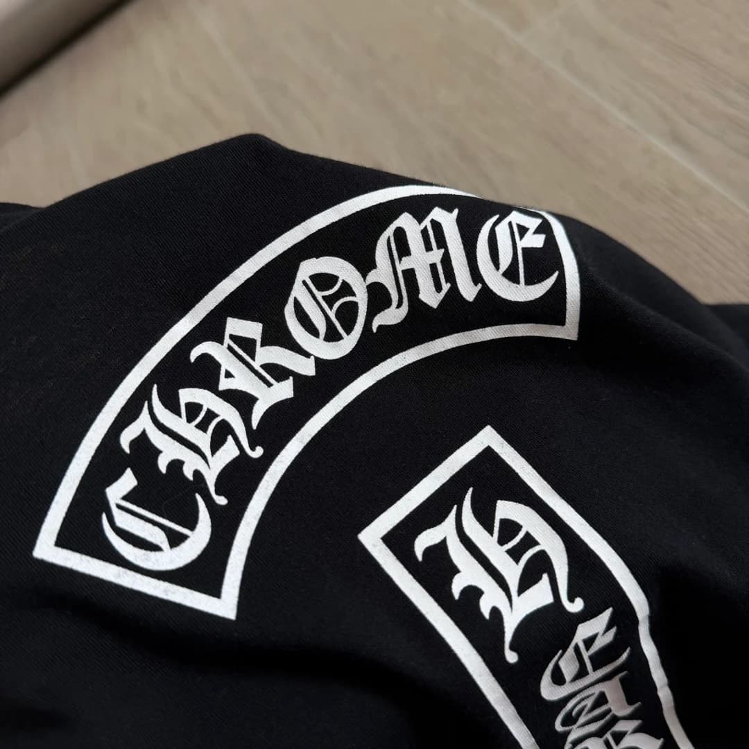 Принт со свитком и надписью Chrome Hearts на спине черной футболки