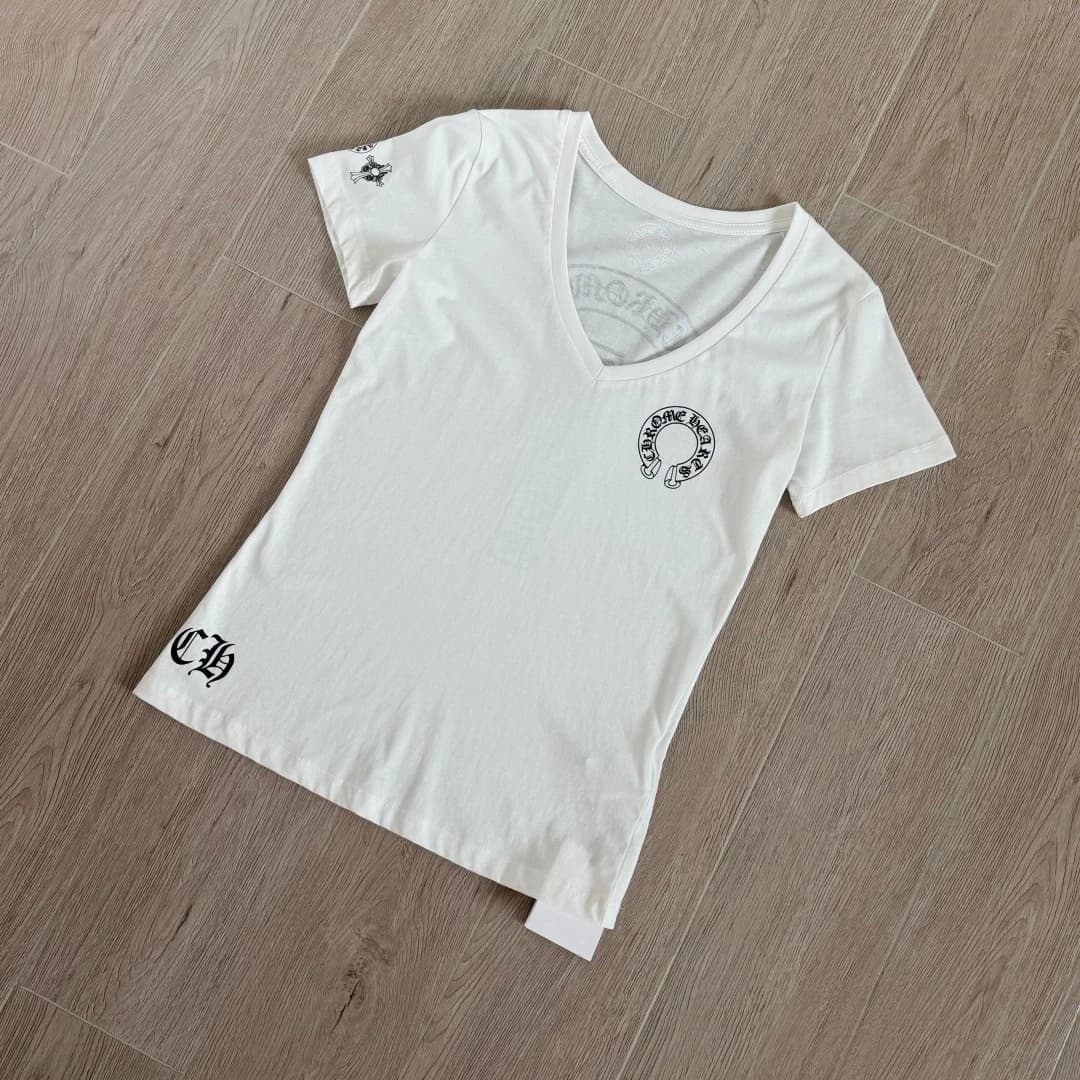 Белая женская футболка Chrome Hearts с V-образным вырезом, вид под углом