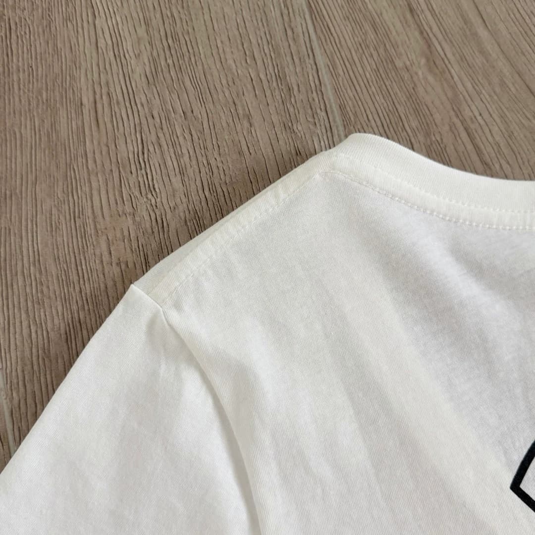 Плечевой шов белой футболки Chrome Hearts