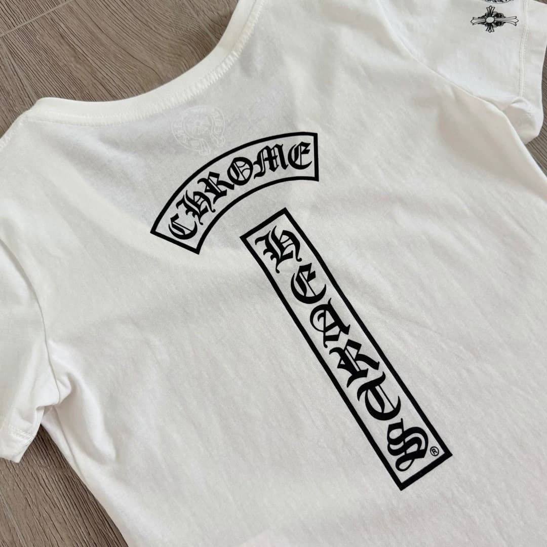Принт со свитком на спине белой футболки Chrome Hearts