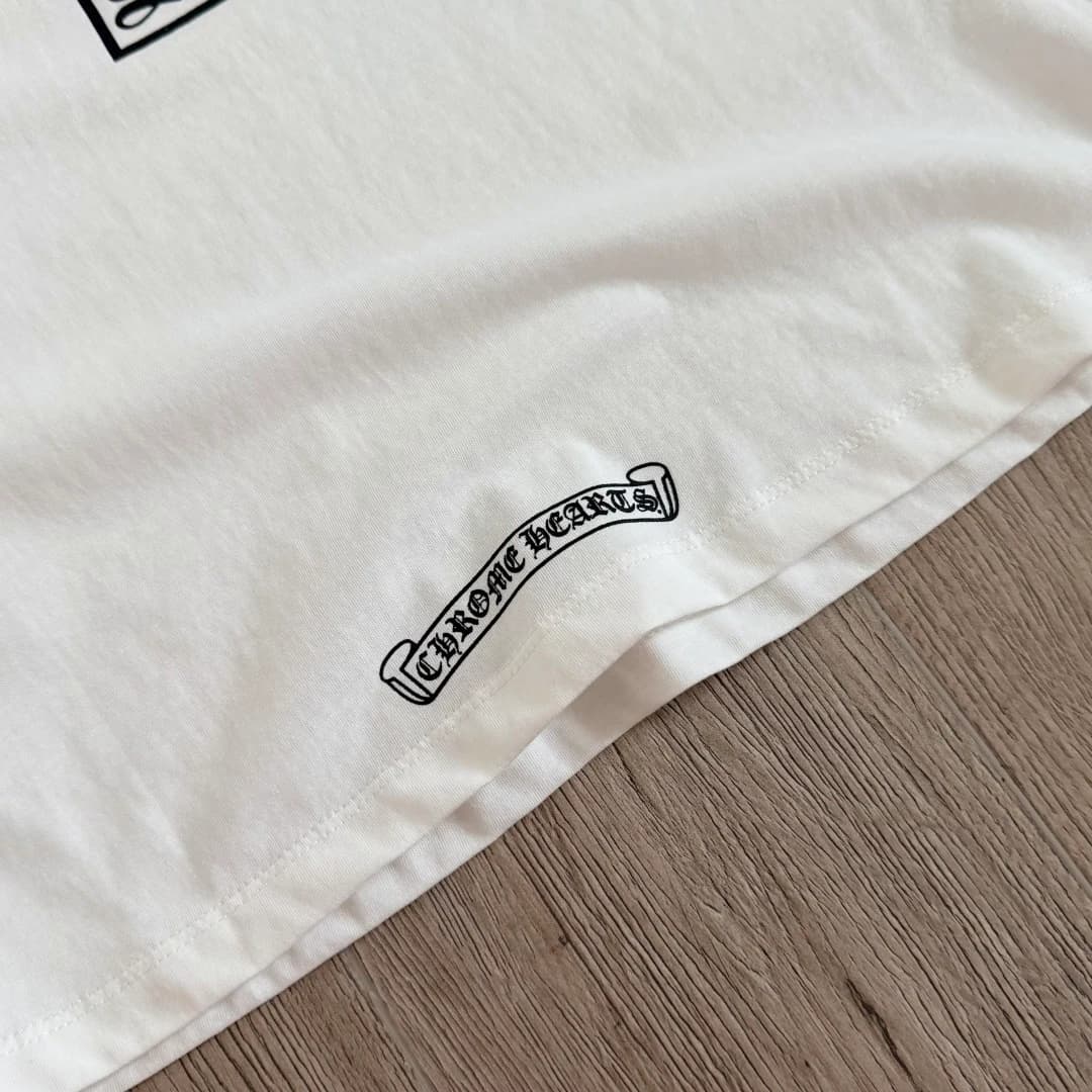 Принт со свитком на нижней части спины белой футболки Chrome Hearts