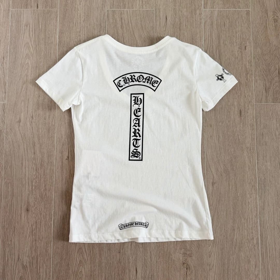 Белая женская футболка Chrome Hearts с V-образным вырезом, вид сзади