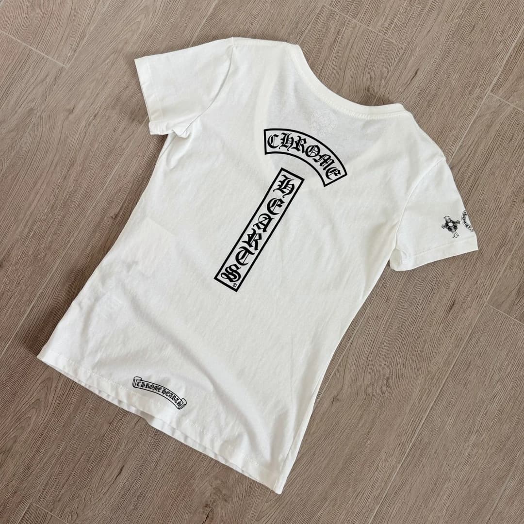 Белая женская футболка Chrome Hearts с V-образным вырезом, вид сзади под углом