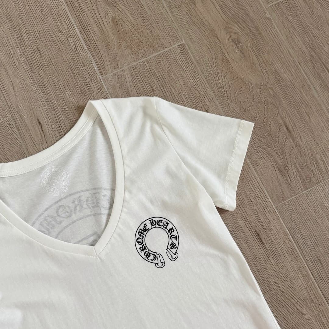 Принт с логотипом-подковой на груди белой футболки Chrome Hearts