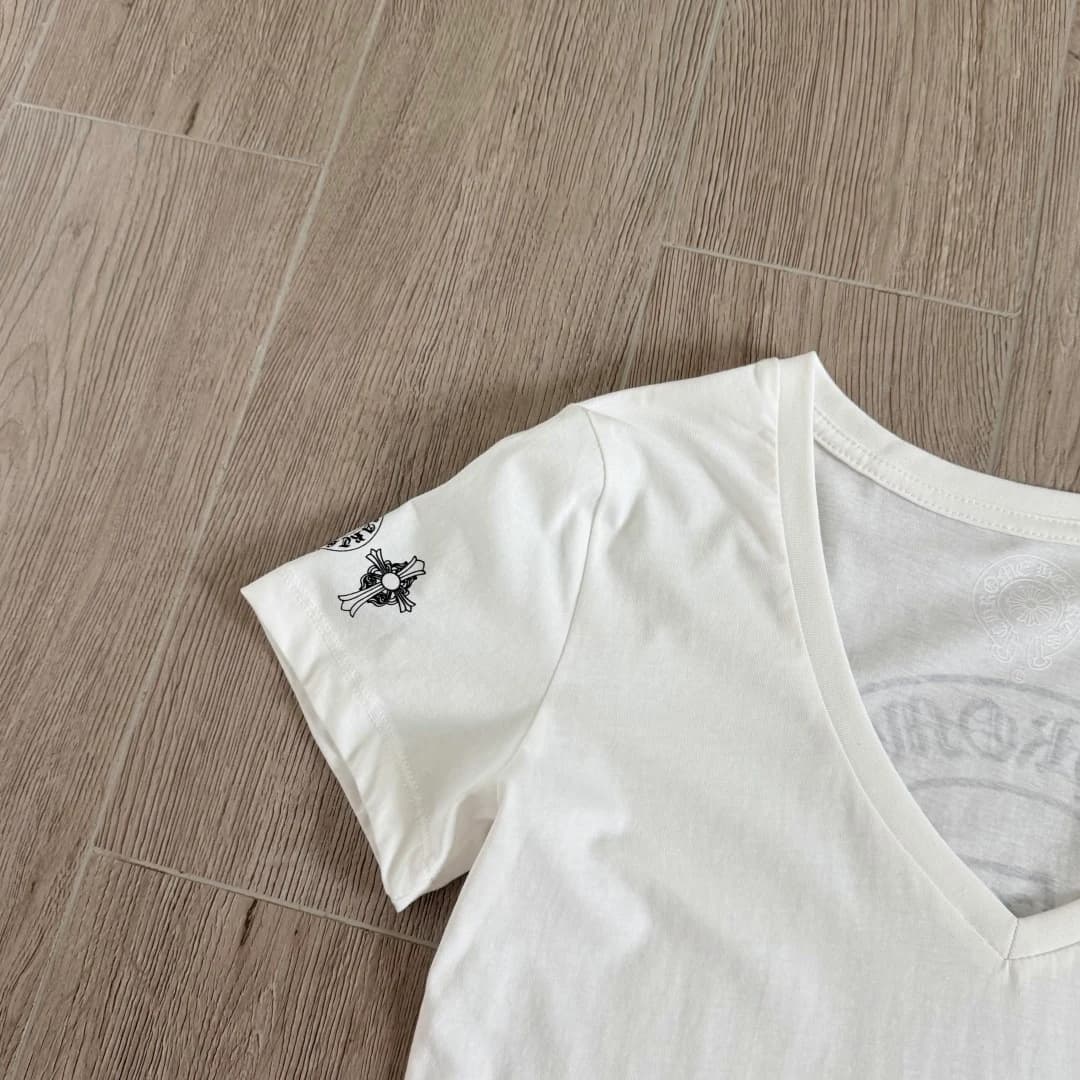 Принт на рукаве белой футболки Chrome Hearts