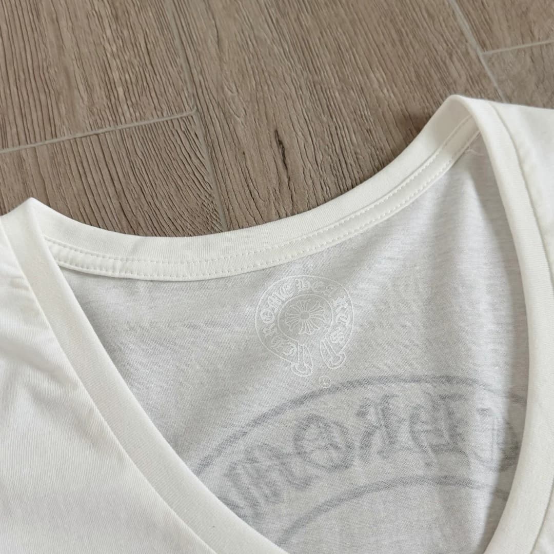 V-образный вырез горловины белой футболки Chrome Hearts