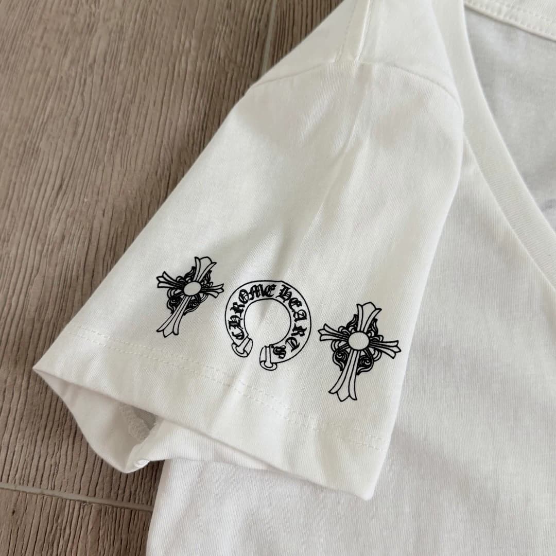 Деталь принта с крестами на рукаве белой футболки Chrome Hearts