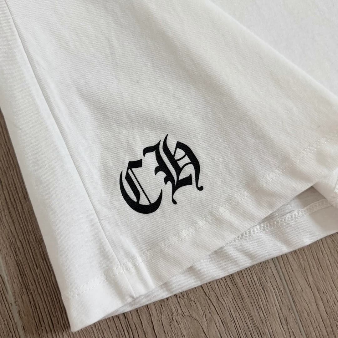 Принт с готическими буквами CH на белой футболке Chrome Hearts