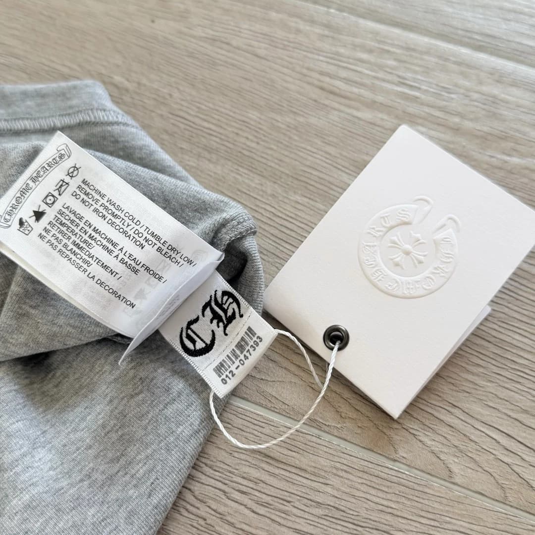 Внутренние бирки серого платья Chrome Hearts