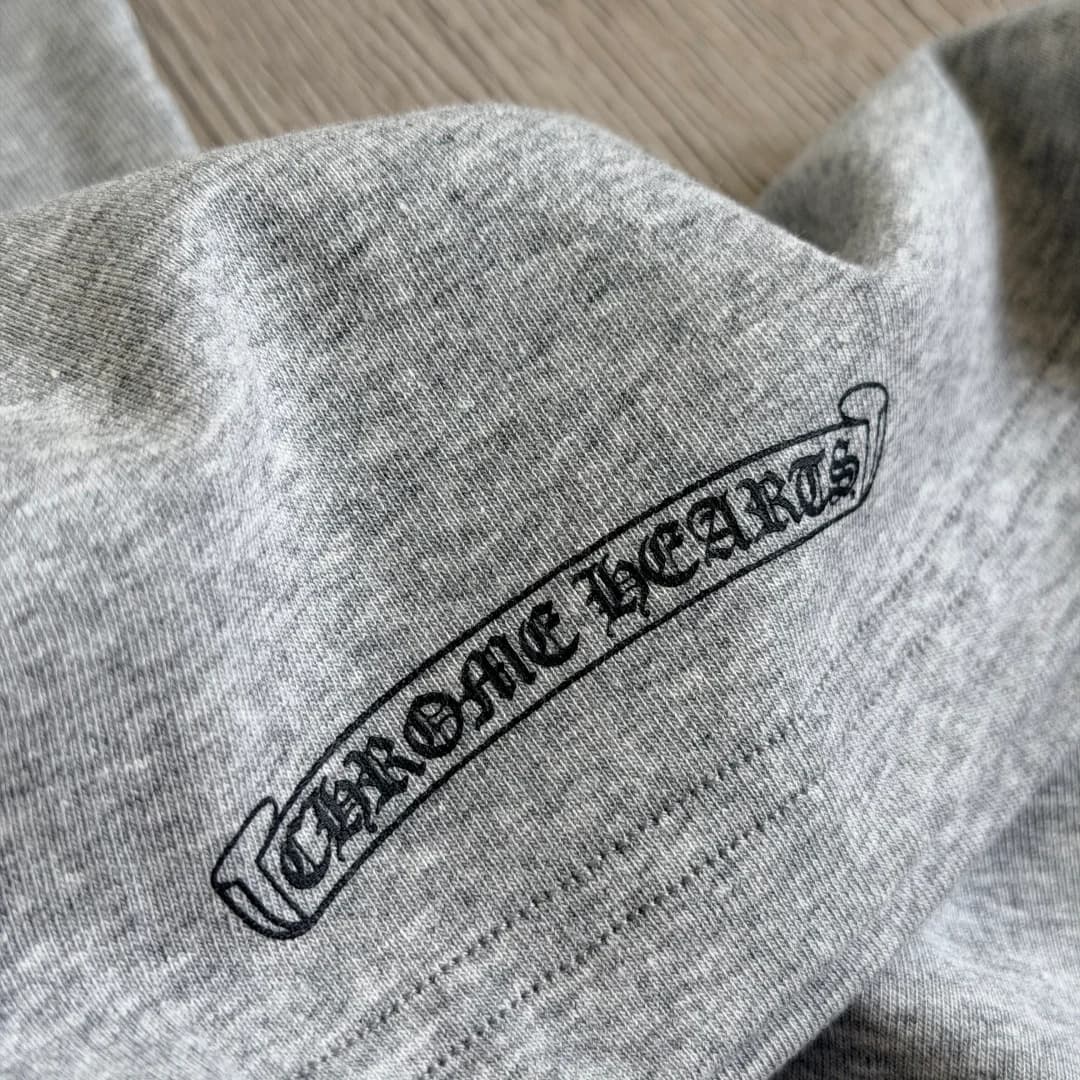 Принт с логотипом Chrome Hearts на нижней части платья