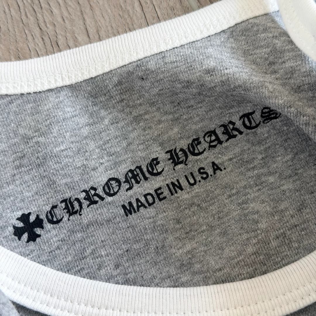 Логотип Chrome Hearts на внутренней стороне горловины