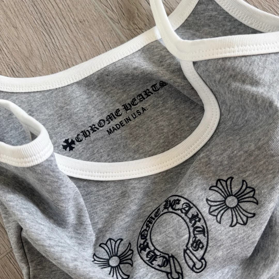 Деталь горловины серого платья Chrome Hearts с принтом и логотипом