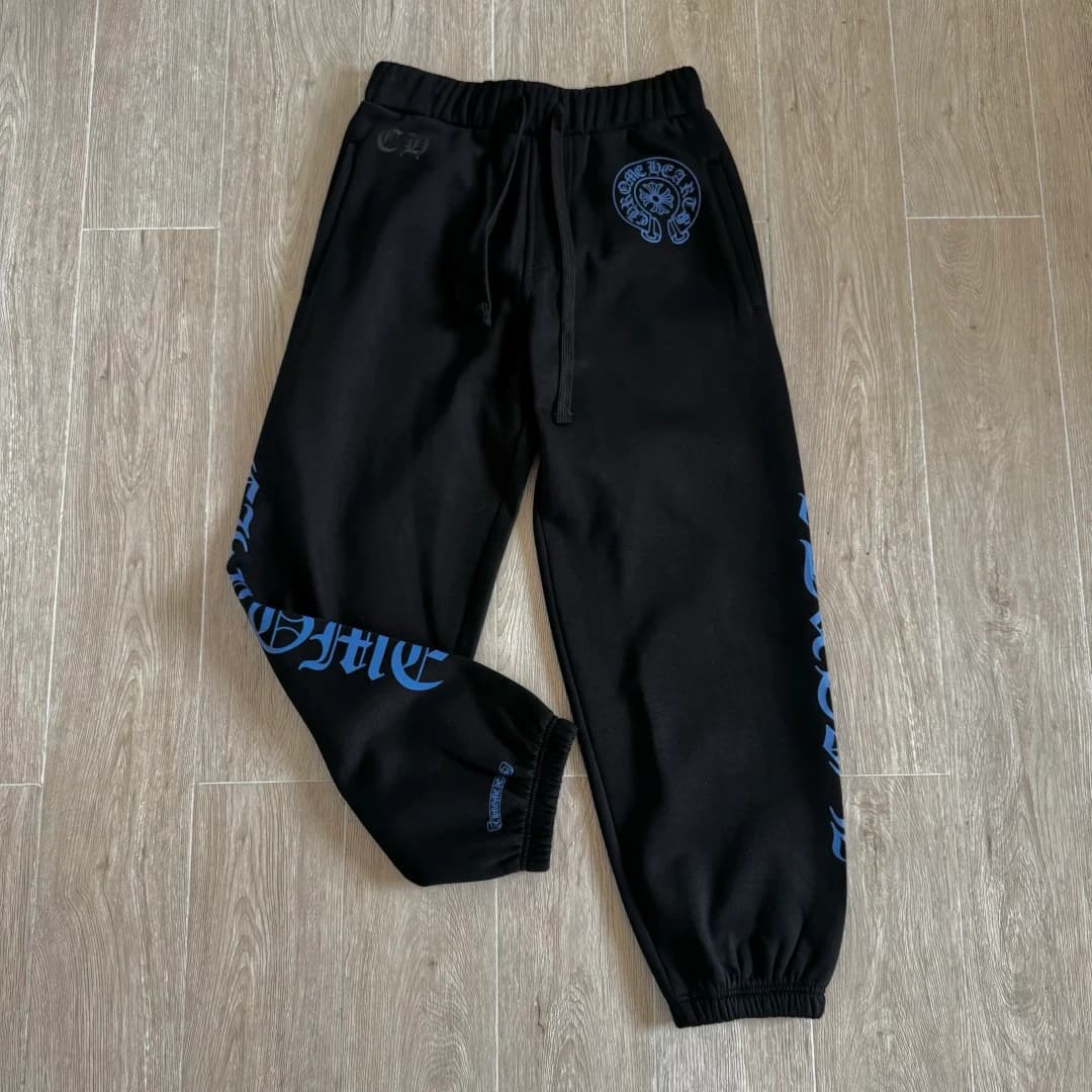 Черные спортивные штаны Chrome Hearts с синим принтом, вид спереди