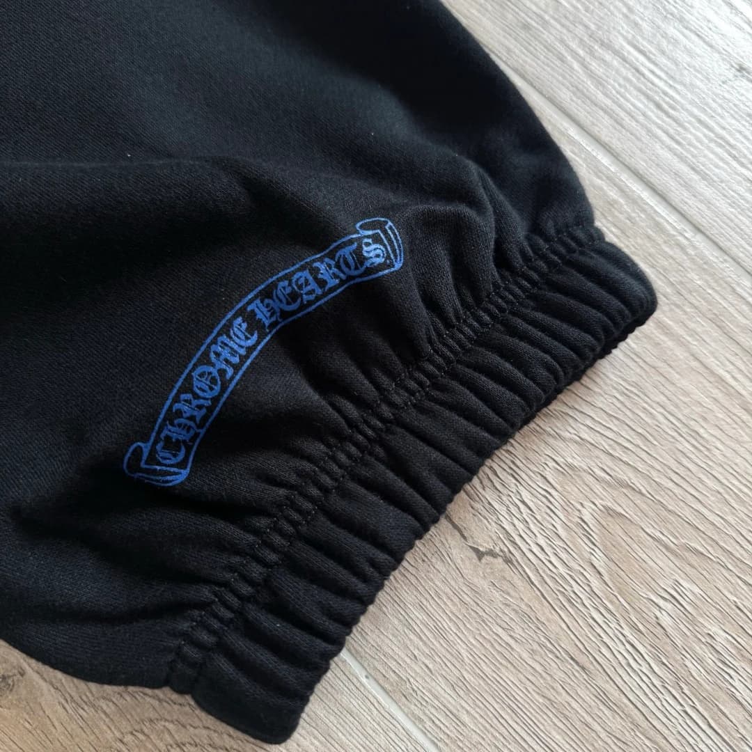 Эластичный манжет с синим логотипом на спортивных штанах Chrome Hearts