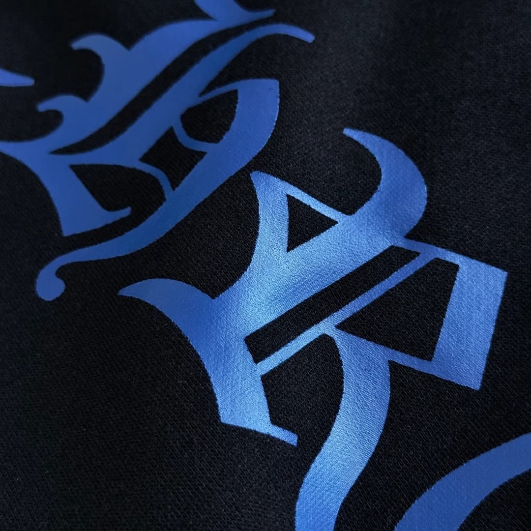 Крупный план синего готического принта на спортивных штанах Chrome Hearts