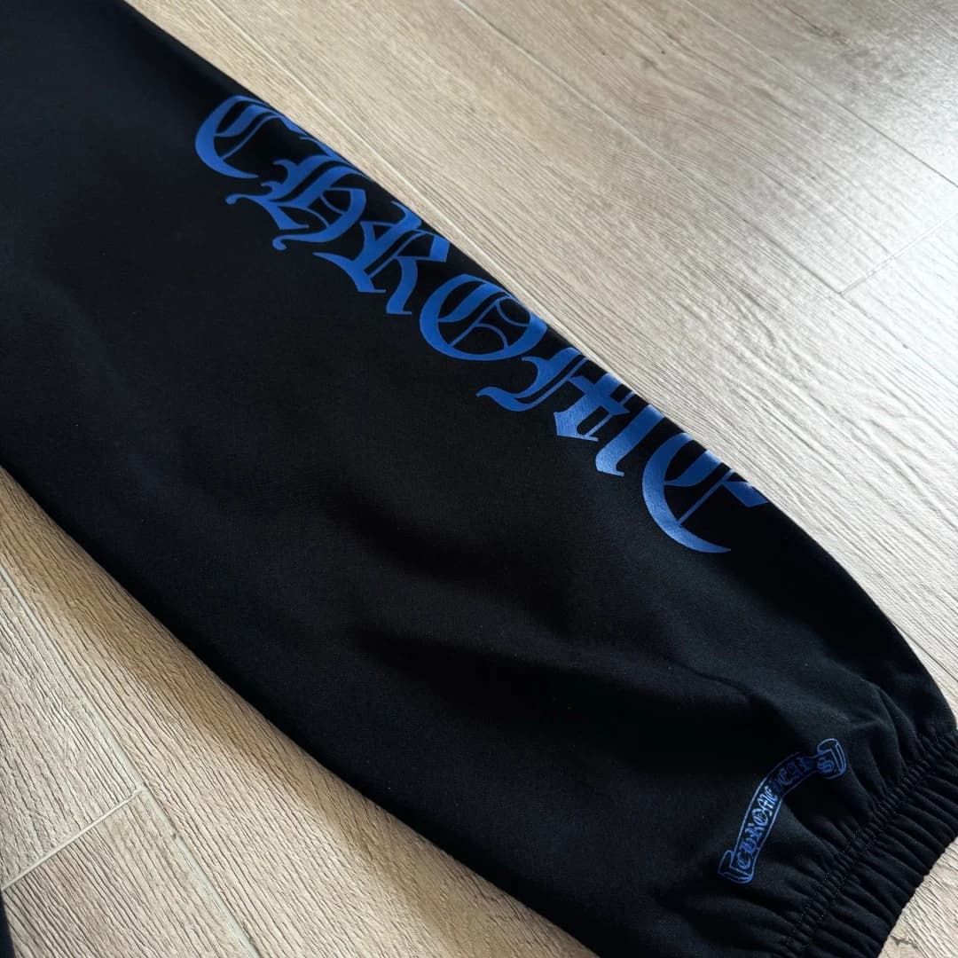 Синий готический принт на штанине спортивных штанов Chrome Hearts