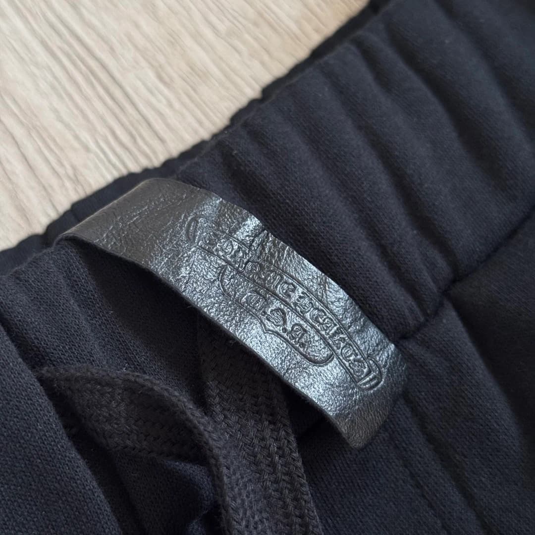 Кожаная нашивка с тиснением на поясе спортивных штанов Chrome Hearts