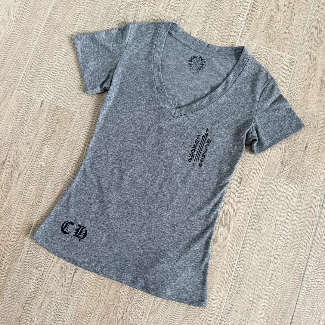 Серая женская футболка Chrome Hearts с V-образным вырезом, ракурс