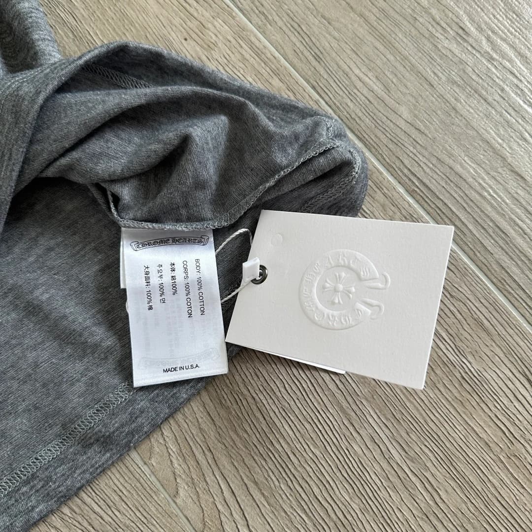 Ярлыки и бирка серой футболки Chrome Hearts