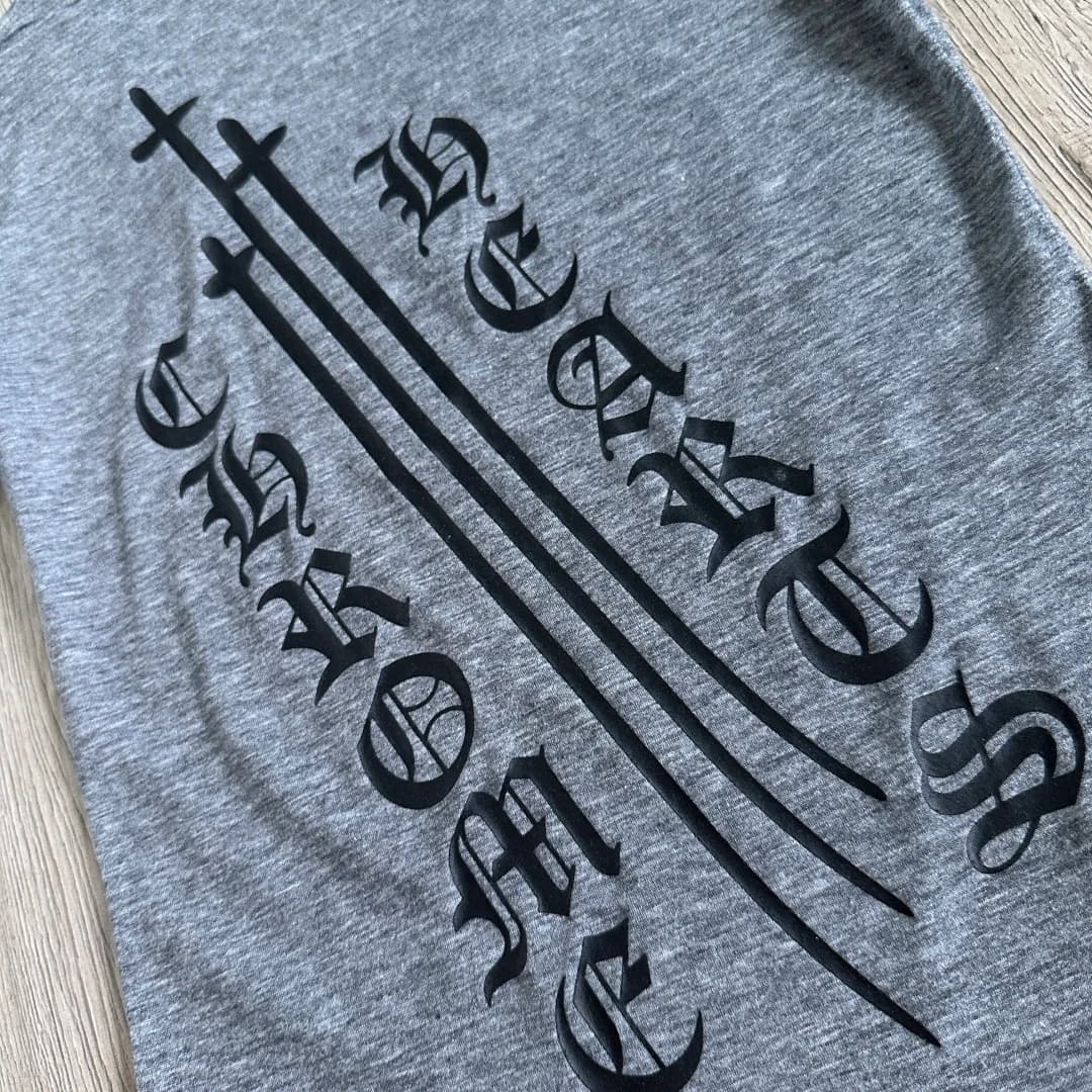 Крупный план принта с мечами и надписью Chrome Hearts на спине