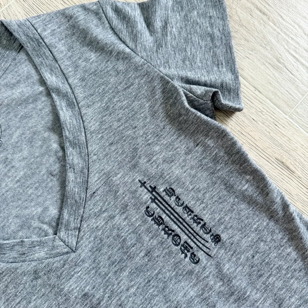 Деталь принта на левой стороне груди серой футболки Chrome Hearts