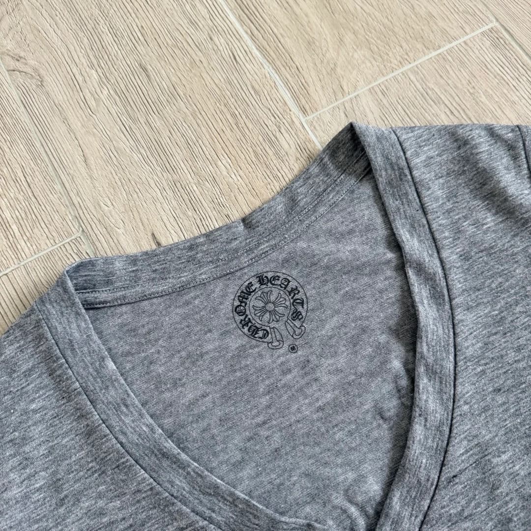 Деталь горловины и внутреннего логотипа серой футболки Chrome Hearts