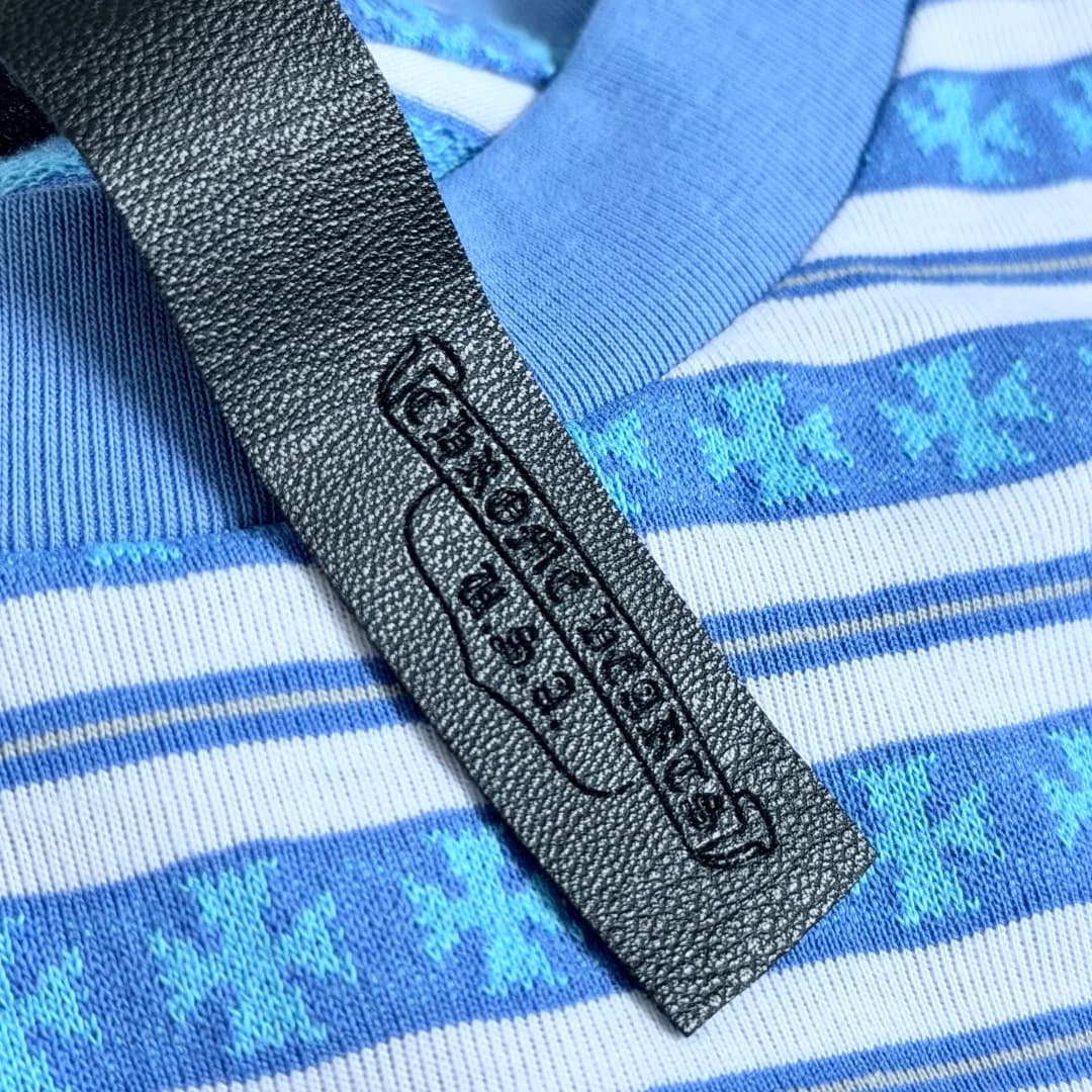 Кожаный патч с тиснением Chrome Hearts на горловине сзади