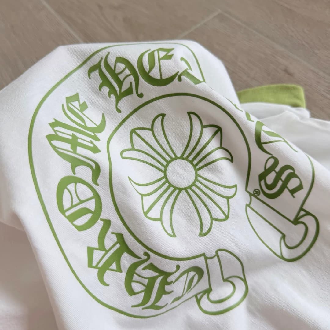 Деталь принта в виде подковы Chrome Hearts на спине