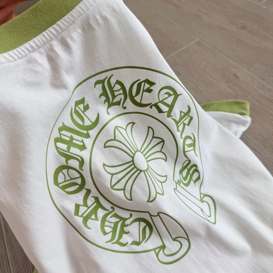 Принт со спины крупным планом на футболке Chrome Hearts