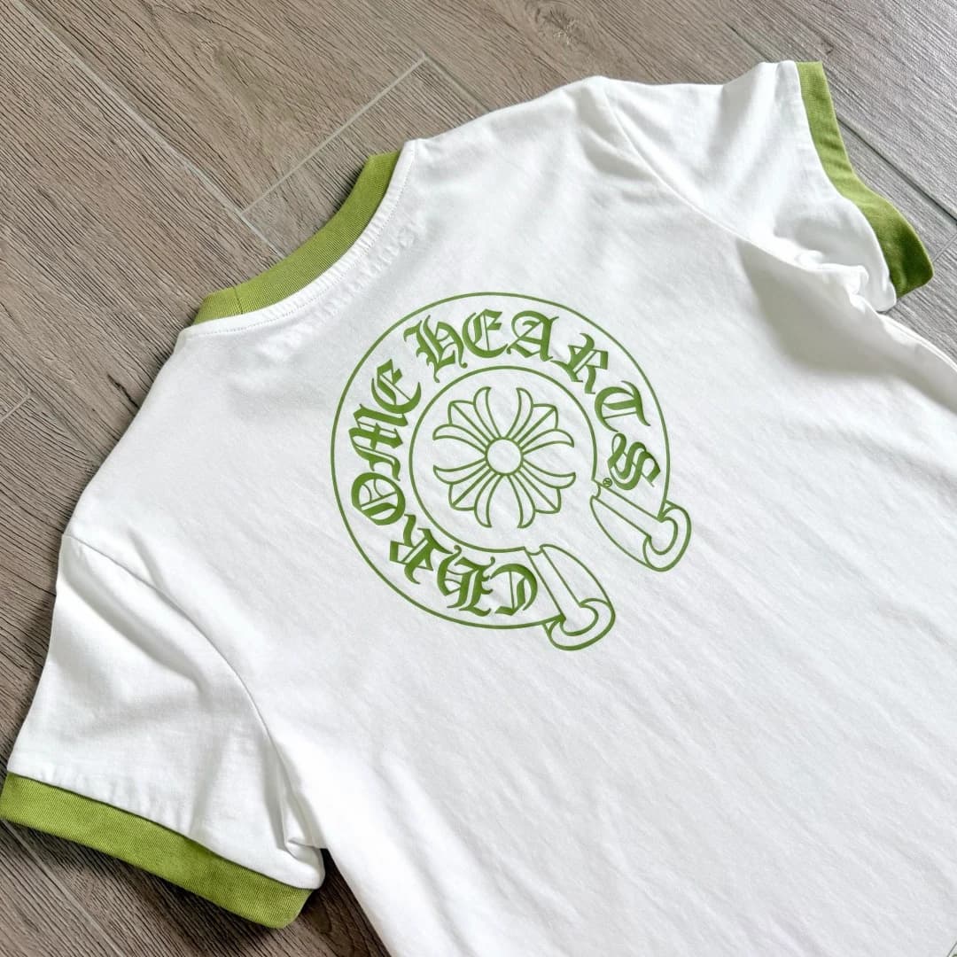 Крупный план принта на спине футболки Chrome Hearts Horseshoe Ringer