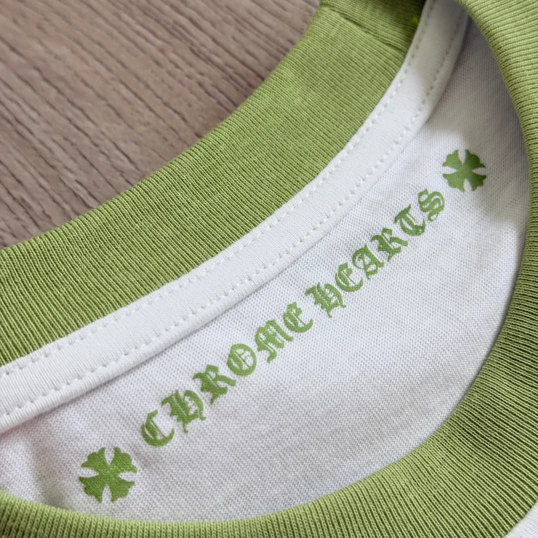 Внутренний шов горловины с брендингом Chrome Hearts