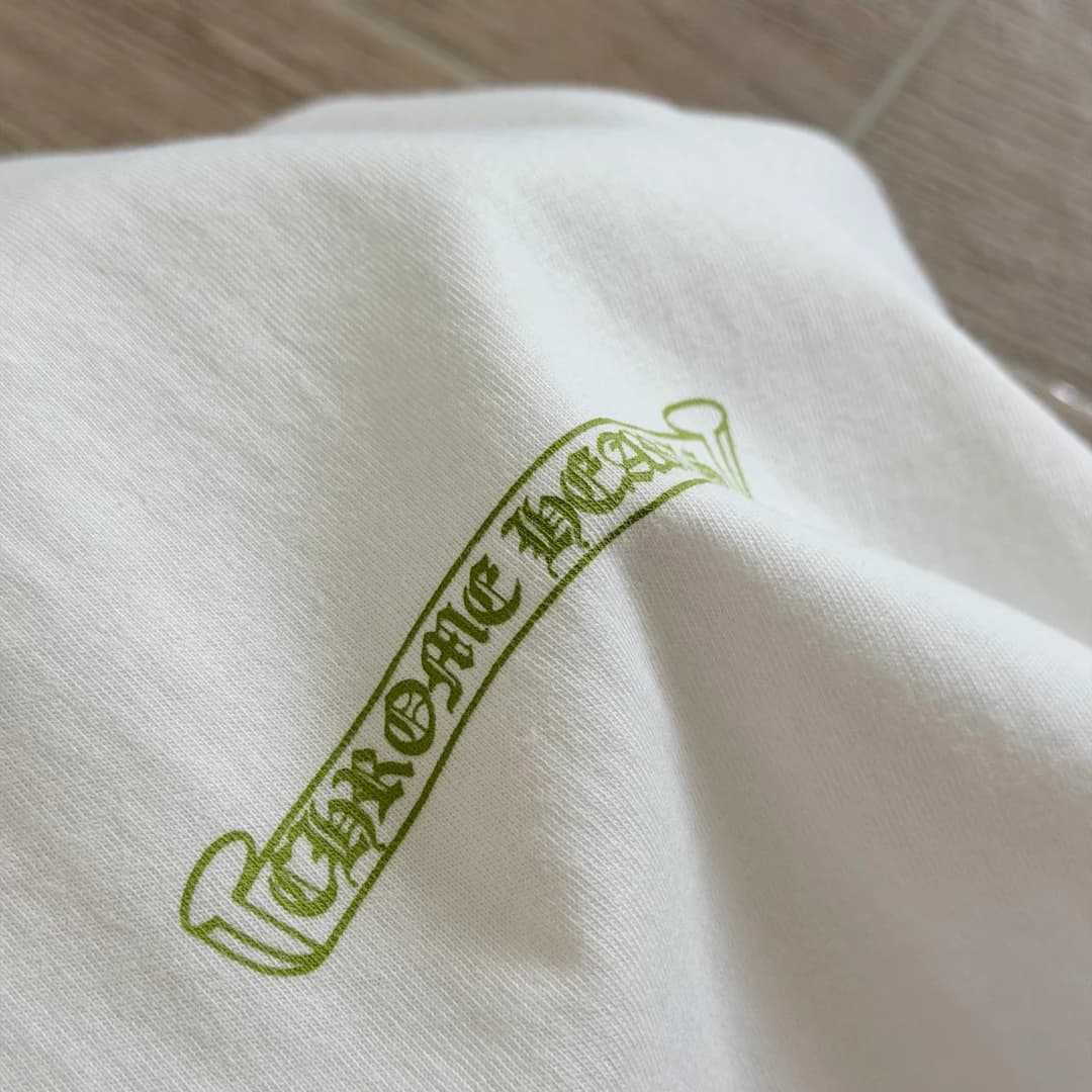 Текстура ткани и принт Chrome Hearts крупным планом