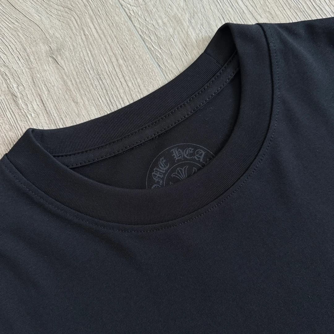 Воротник черной футболки Chrome Hearts