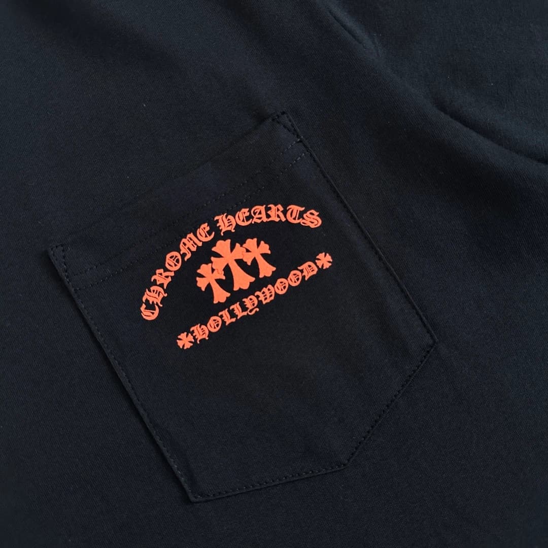 Накладной карман с принтом на черной футболке Chrome Hearts