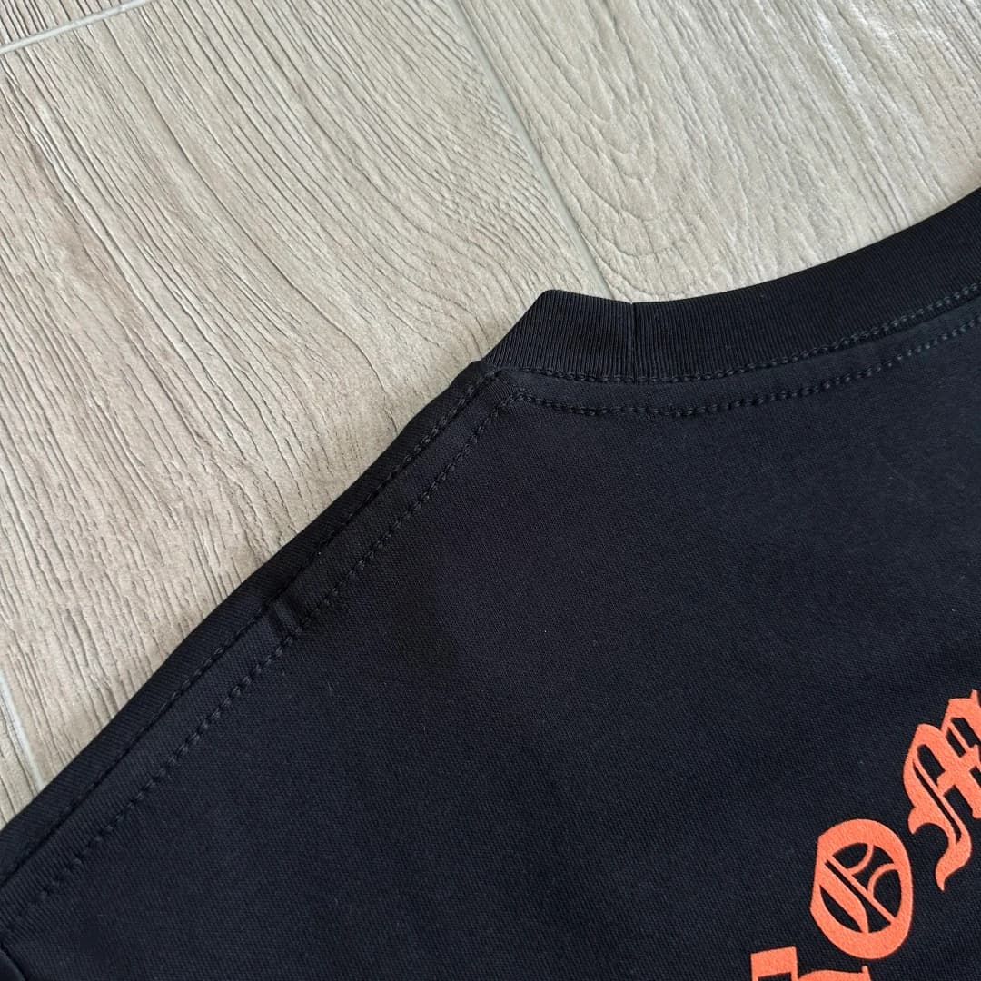 Плечевой шов черной футболки Chrome Hearts