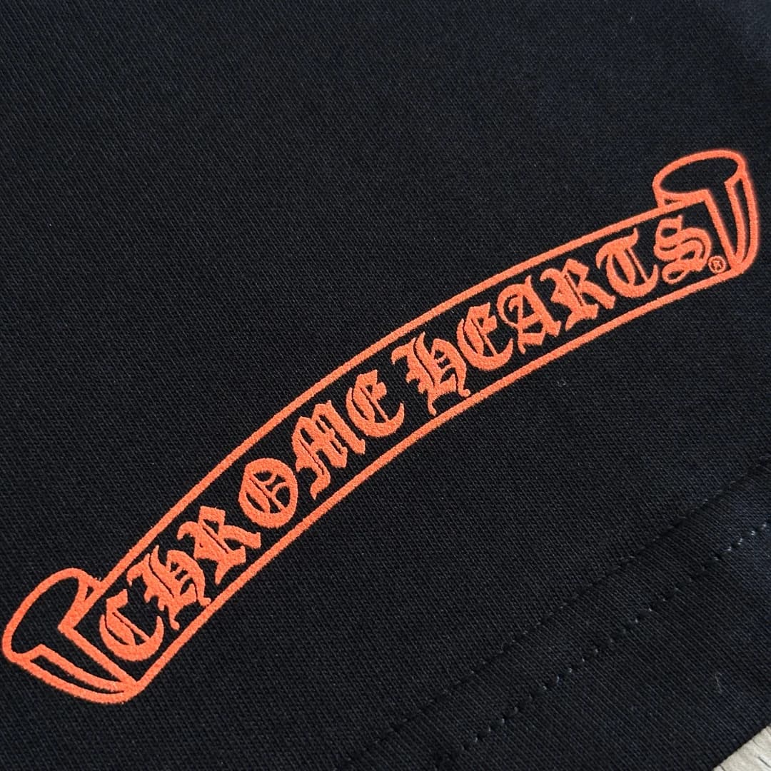 Принт внизу черной футболки Chrome Hearts