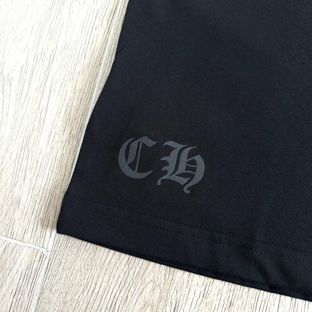 Вышивка CH на подоле черной футболки Chrome Hearts