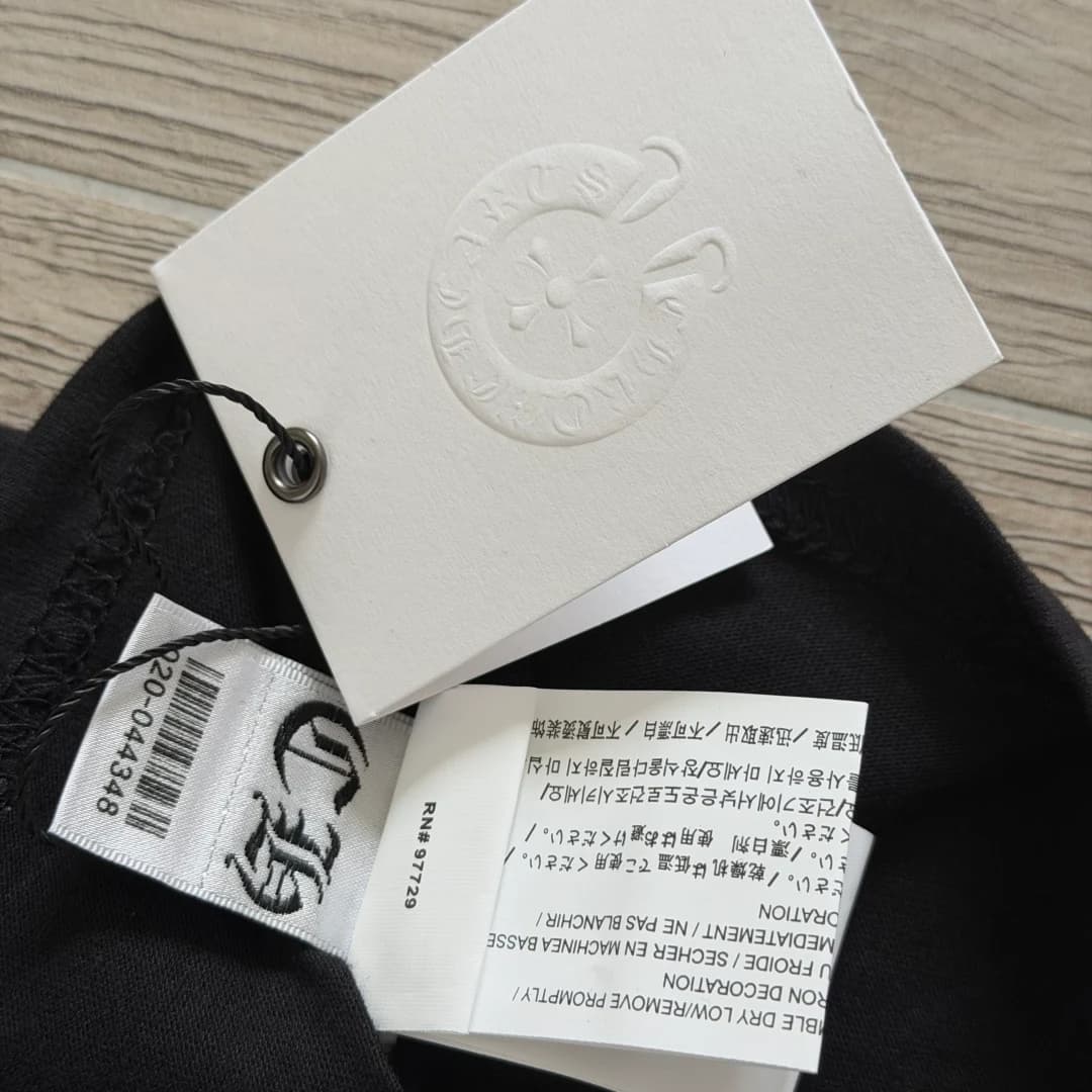 Бирки черной футболки Chrome Hearts