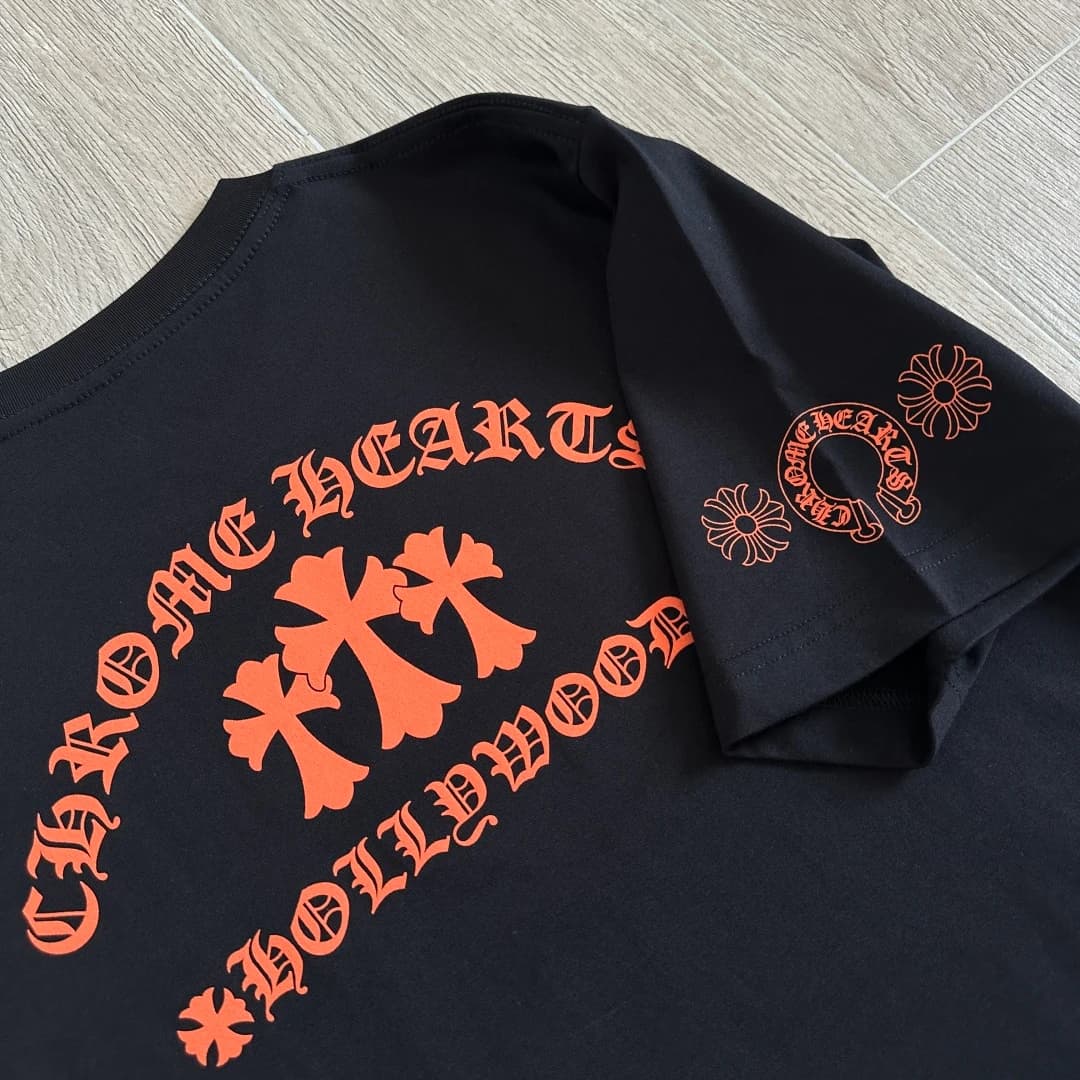 Деталь спинки и рукава черной футболки Chrome Hearts