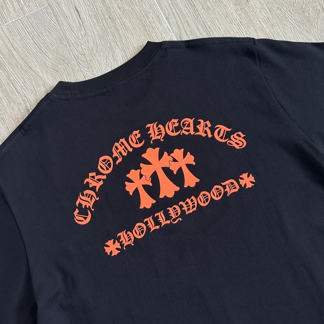 Принт на спине черной футболки Chrome Hearts