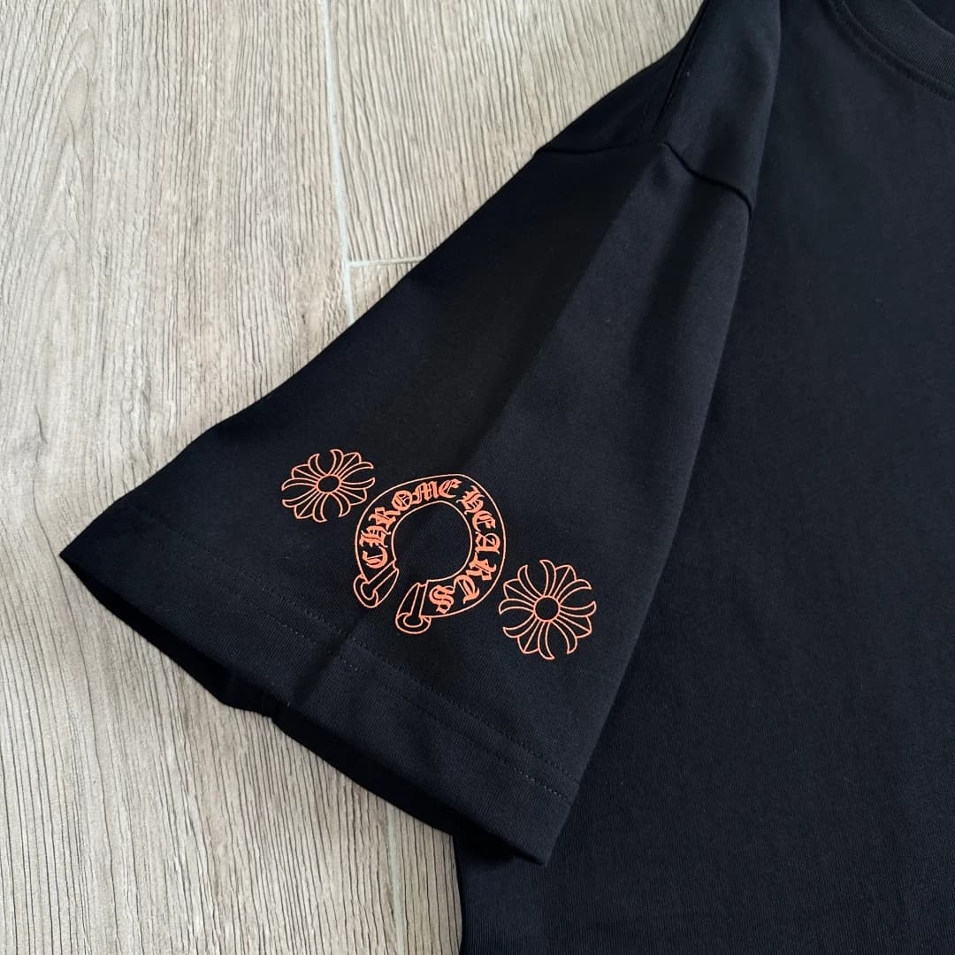 Принт на рукаве черной футболки Chrome Hearts