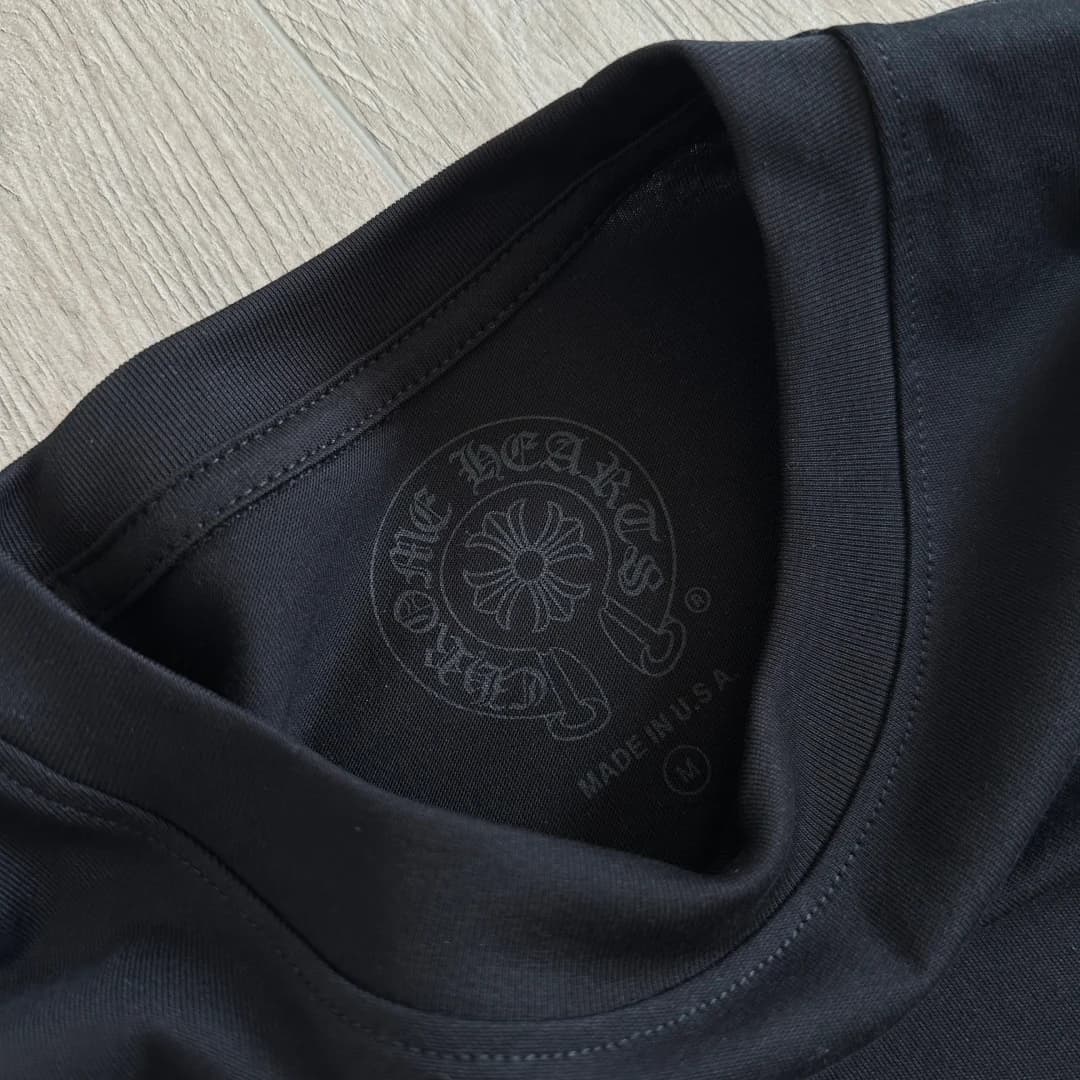 Внутренний ярлык на воротнике черной футболки Chrome Hearts